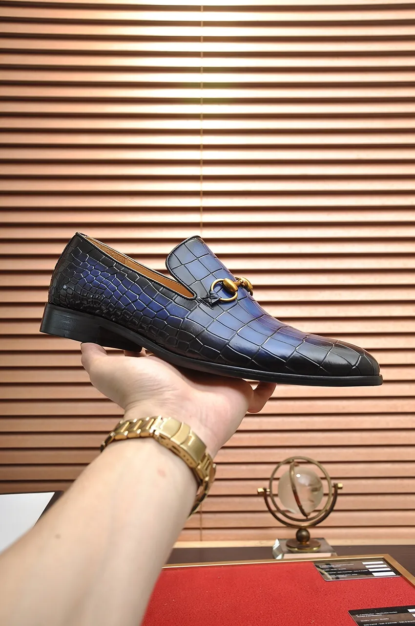 Men's shoes💰560💶Italy's top luxury men's shoe giant (GUCCI) (Gucci) (full cowhide lining) new arrival🍃Original European style🔰 Pleasant to the eye😍In order to make the shoes more durable and non-deformable🌀The production continues to follow traditional methods but there is still no lack of innovation💪Choose original sheepskin for the leather♻️ Smooth and natural And extra bright ⭐Made of imported cowhide, the first choice of rich people 38-45 (45 customized)
